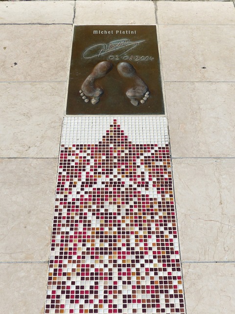 上显得孤立 上显得孤立